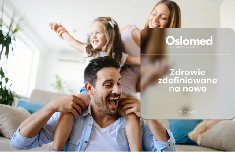 Banner w Grupa Oslomed. Zdjęcie przedstawia uśmiechniętą rodzinę, która dobrze spędza czas, wspólnie się bawiąc.